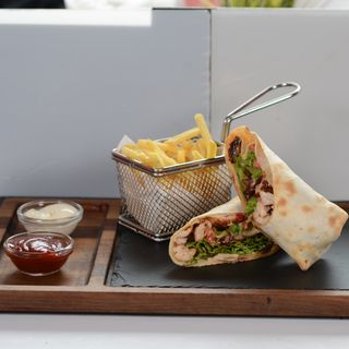 Тортила с пиле и кимчи сос