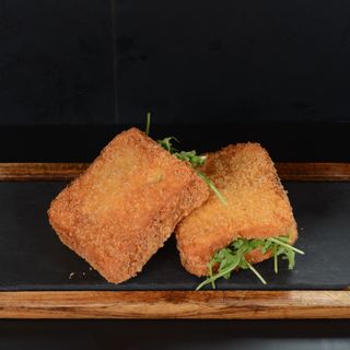 Пълнени пържени филии със салатна моцарела