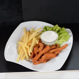 Панирани пилешки пръчици с пържени картофи