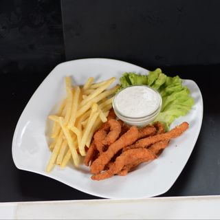 Панирани пилешки пръчици с пържени картофи