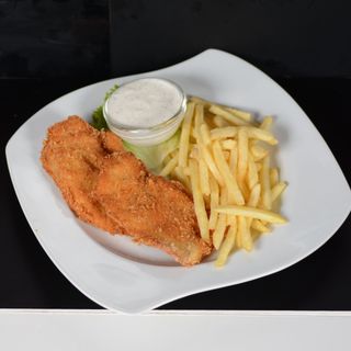 Панирани пилешки филенца с пържени картофи