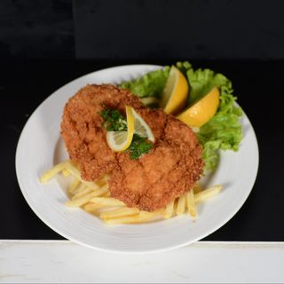 Пилешки виенски шницел с пържени картофи