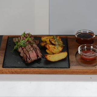 Телешки стек от млечно телешко с уеджис картофи