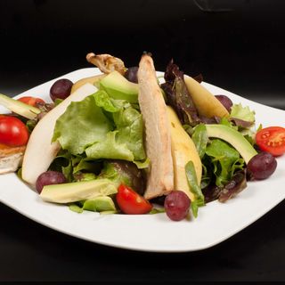 Салата със запечено козе сирене и круши