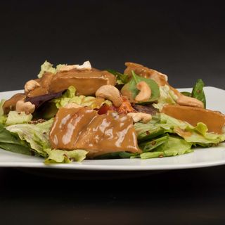 Салата зелена със сочно пилешко филе