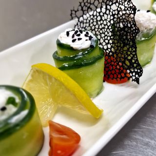 Рулца от свежа краставица с мус от пушена сьомга