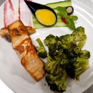 Филе от сьомга със сос Холандез (300гр)