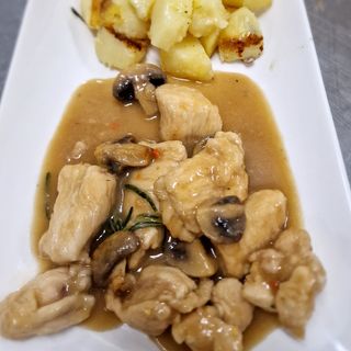 Ароматни пилешки късчета с розмарин (300г)