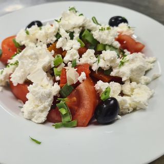 Селска салата с печена чушка и натрошено сирене 