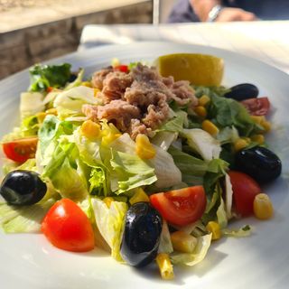 Зелена салата с риба тон