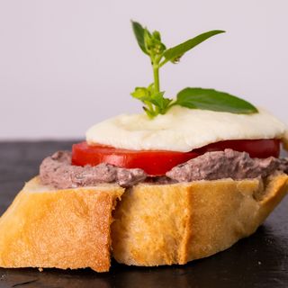 Салата Цезар с пилешко месо (300г)