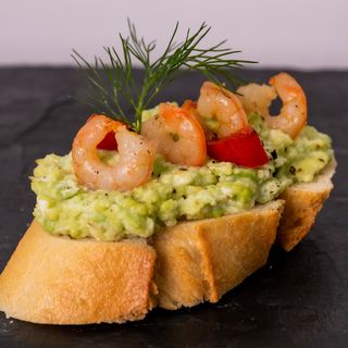 БРУСКЕТИ С АВОКАДО И БЕЙБИ СКАРИДИ 10 БР Х 40 ГР