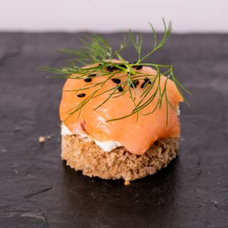 ХАПКА КРЕМА СИРЕНЕ И ПУШЕНА СЬОМГА 10БР Х 20 ГР