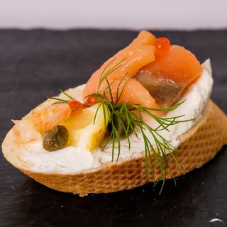 БРУСКЕТИ С ПУШЕНА СЬОМГА 10БР Х 40 ГР