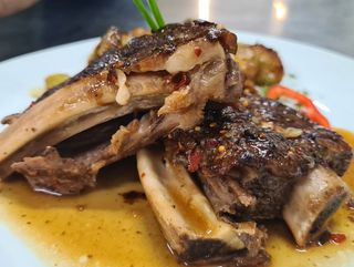 СВИНСКИ РЕБРА С КАРТОФИ