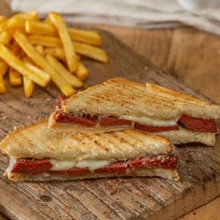 Тостер със суджук и кашкавал