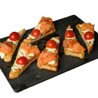 Брускети с пушена сьомга - 200 гр.