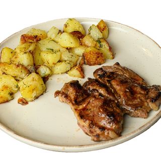 Свинска вратна пържола с картофи соте