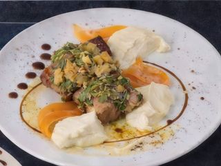 Свинска вратна пържола с коричка от билки