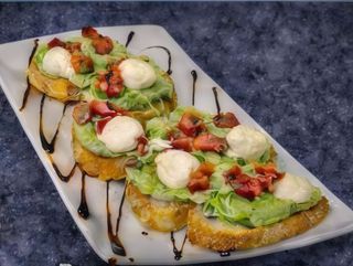 Брускети с гуакамоле и печена капия