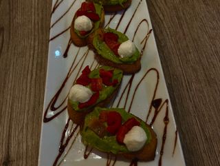 Брускети с гуакамоле и печена капия