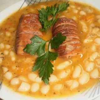 Боб с наденица