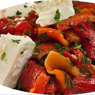 Салата печени чушки със сирене (300г)