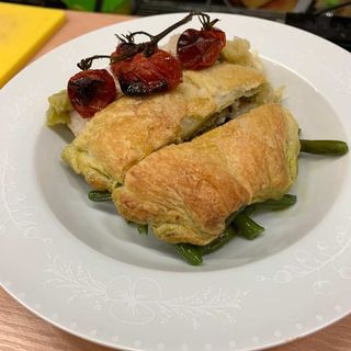 Пирожка с пилешко и гъби с гарнитура