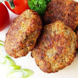 Пържени кюфтета с гарнитура (2бр)