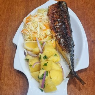 Скумрия на скара с гарнитура