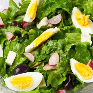 Зелена салата с яйце