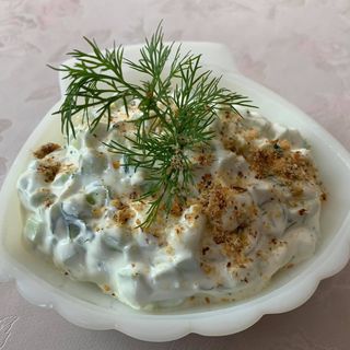 Млечна салата с кисели краставички