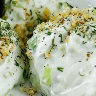 Млечна салата с пресни краставички