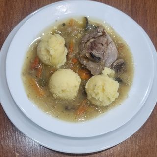 Свинско задушено с гарнитура