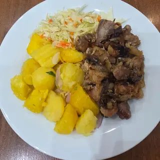 Свинско с  гъби и лук и гарнитура картофена салата и зеле