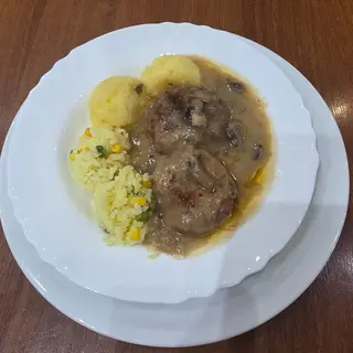 Кюфтета с гъбен сос и топла гарнитура