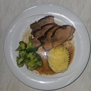 Свинско печено със сос Грейви и гарнитура 