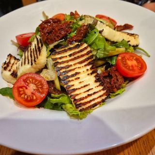 Салата със запечено халуми и балсамов винегрет