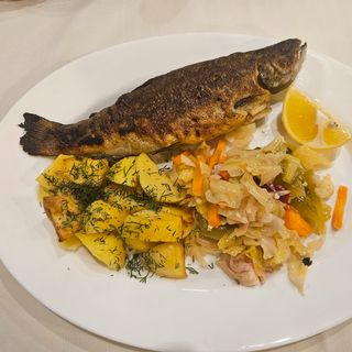 Прясна балканска пъстърва на плоча с гарнитура