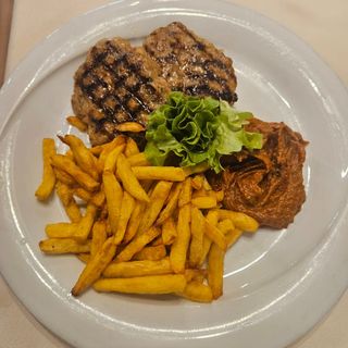 Домашни кюфтета на грил с гарнитура