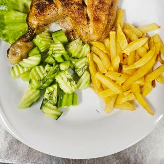 Пилешко бутче печено с масло на фурна и гарнитура