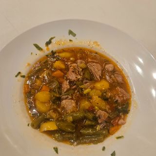 Свински джолан със зелен фасул и картофи на фурна