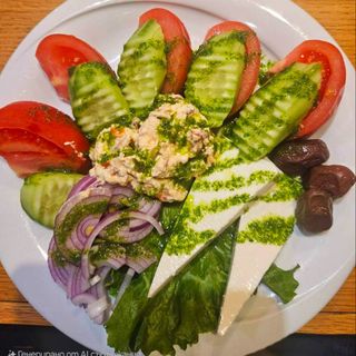 Селска салата с прясно фермерско сирене