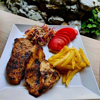 Пилешки каренца с гъбен сос и домашно приготвено картофено пюре