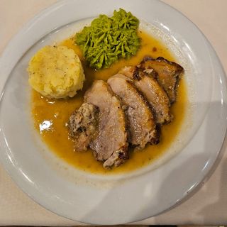 Телешко печено със сос "Грейви " и гарнитура 