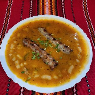 Боб с печена на скара наденица (450г)