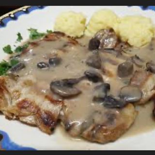 Пилешка пържола с гъбен сос + гарнитура (300г)