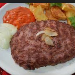 Македонска плескавица с кашкавал и гарнитура (350г)