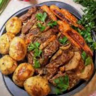 Свински врат задушен с гарнитура (300г)