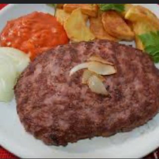 Сръбска плескавица с гарнитура (300г)